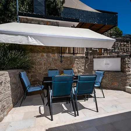 Apartments Matea With Pool And Sea View Cesarica Exterior photo