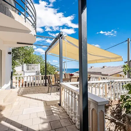 Apartments Matea With Pool And Sea View Cesarica Exterior photo