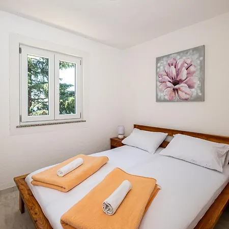 Apartments Matea With Pool And Sea View Cesarica Exterior photo