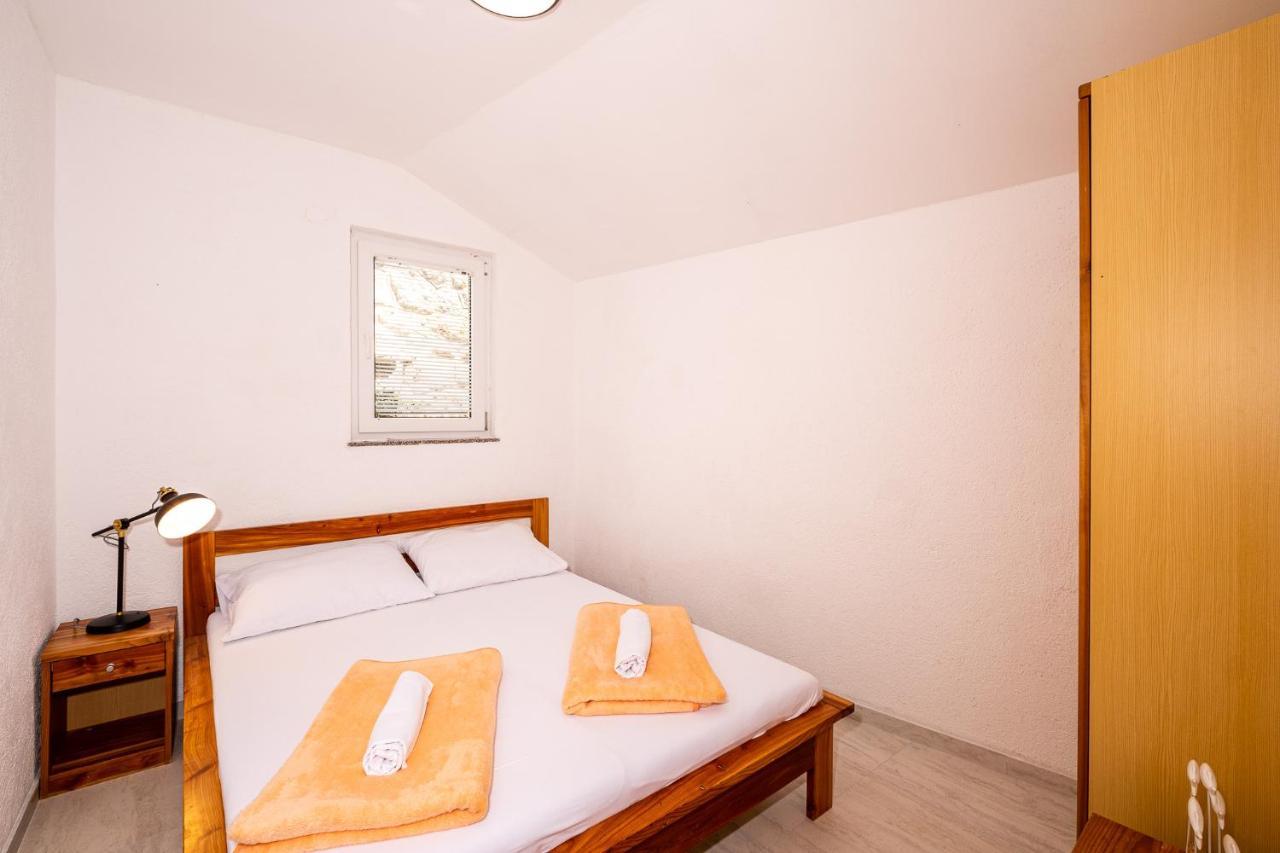 Apartment Matea With Pool And Sea View